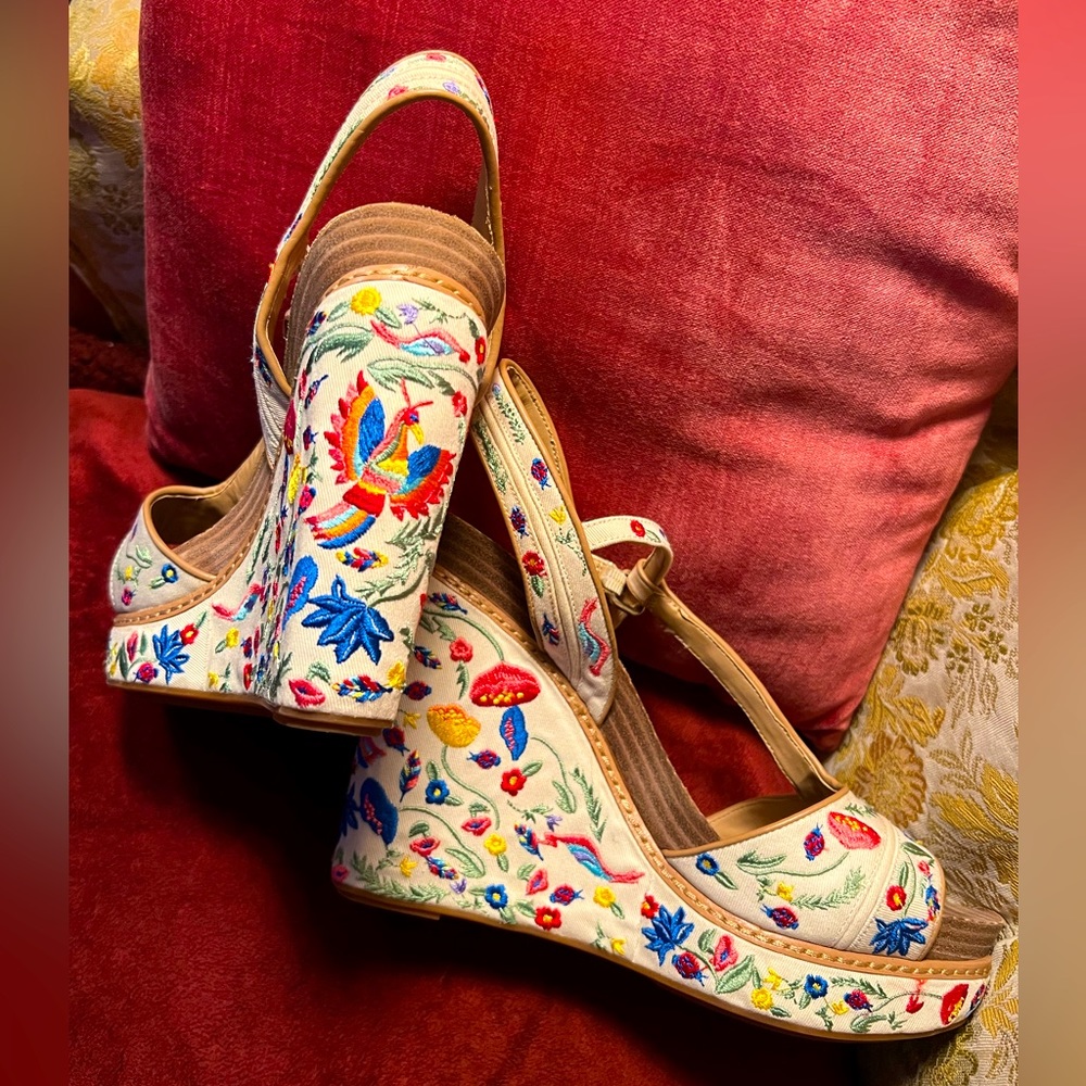 Gianni Bini size 10 embroidered heels with adorable birds and flowers! Like new